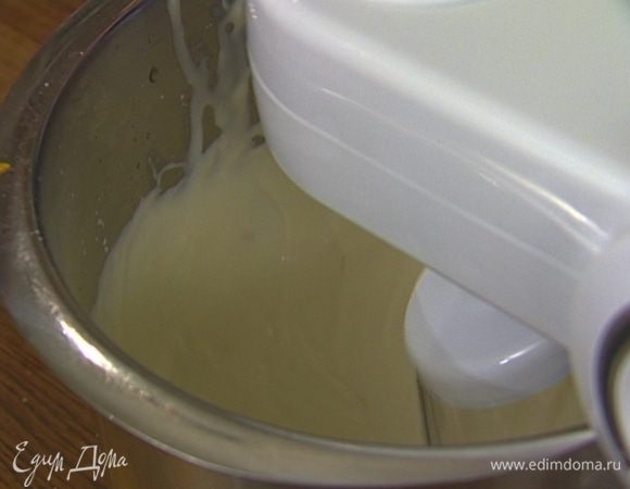 Взбить вино и коньяк с сахарной пудрой, добавить цедру апельсина и лимона, лимонный сок, сливки и продолжать взбивать все миксером на маленькой скорости до кремообразного состояния. 