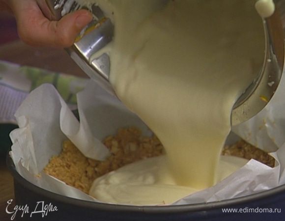 Выложить крем на корж, равномерно распределить и отправить в морозилку минимум на 4 часа. 