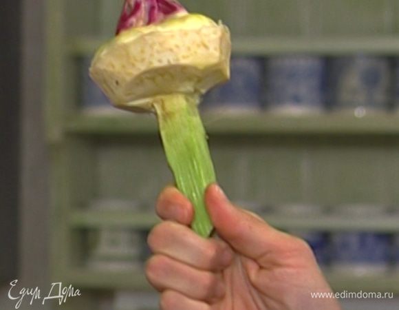 В большое количество кипящей воды добавить половину лимонного сока и щепотку соли и отваривать артишоки в течение 8–10 минут.