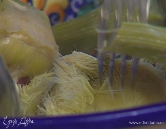 Чайной ложкой выбрать всю волокнистую часть артишоков и срезать ножку, если она не проварилась и осталась грубоватой.