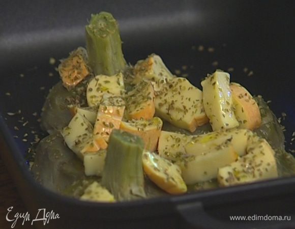 Уложить артишоки в глубокий противень, сверху выложить половину сыра, полить 2 ст. ложками оливкового масла, присыпать майораном и орегано и запекать на верхнем уровне разогретой духовки или под грилем 5–10 минут.