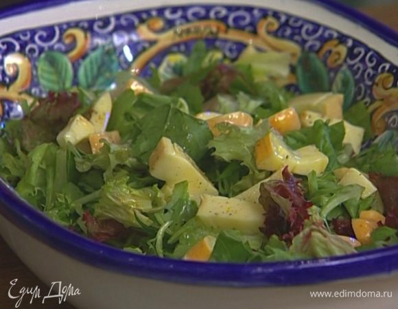 Выложить в глубокое блюдо листья салата, а сверху сыр вместе с заправкой и запеченные артишоки. Присыпать кинзой или базиликом.