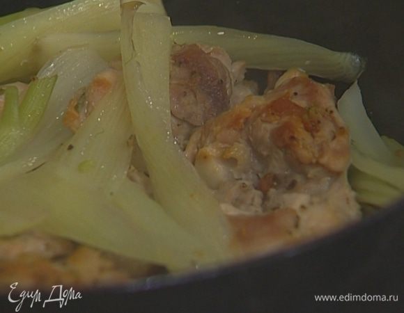 С фенхеля срезать зелень и отложить в сторону, белую часть нарезать длинными полосками, добавить к курице и тушить еще 5 минут, затем выложить все на тарелку.