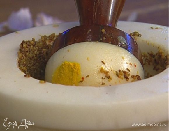 Приготовить соус: тмин, кардамон, куркуму, паприку, зубчики чеснока и горчицу растереть в ступке и отправить в сковороду, где жарились бедрышки.