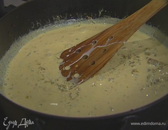 Влить сливки, перемешать и прогреть соус.