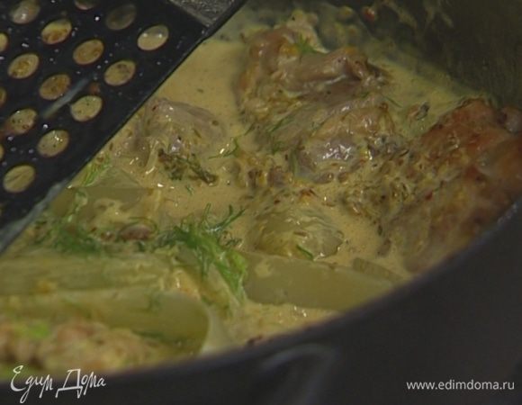 Вернуть в сковороду бедрышки и фенхель, присыпать срезанной с фенхеля зеленью и кинзой, довести до кипения и снять с огня.