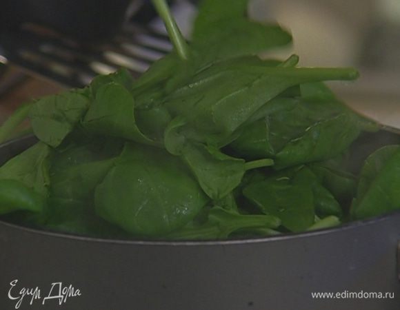Вынуть брокколи шумовкой и в этой же воде отваривать шпинат в течение 1 минуты.