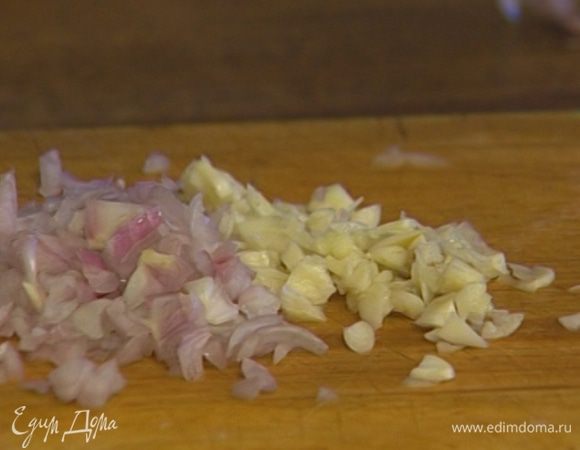 Лук и чеснок почистить и мелко порезать.