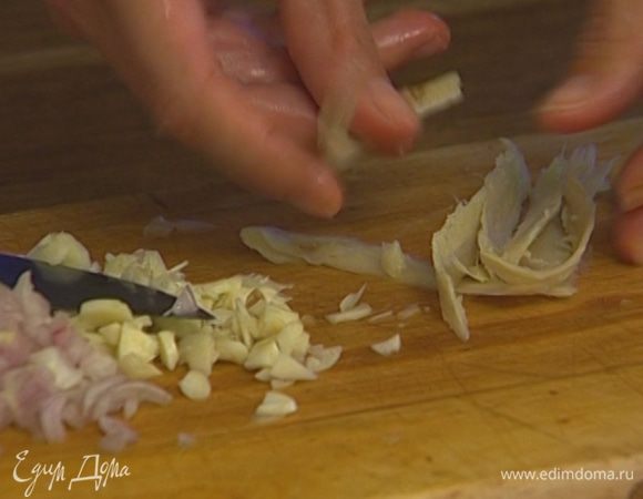 Имбирь почистить, нарезать тонкими полосками и порубить.
