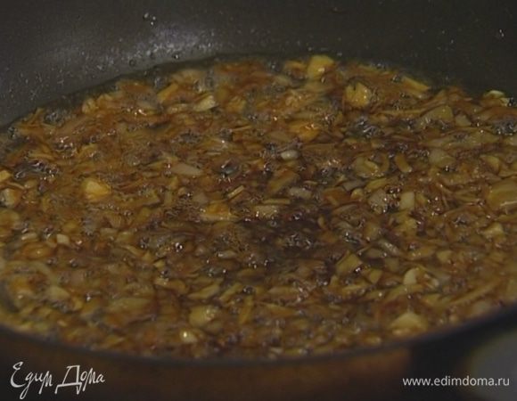 Приготовить заправку: разогреть в сковороде ореховое масло и обжарить лук, чеснок и имбирь до прозрачности. Добавить рыбный и соевый соус, сахар, перемешать заправку.