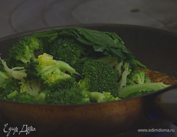 Выложить в сковороду брокколи и шпинат, помешивая, все вместе прогреть.