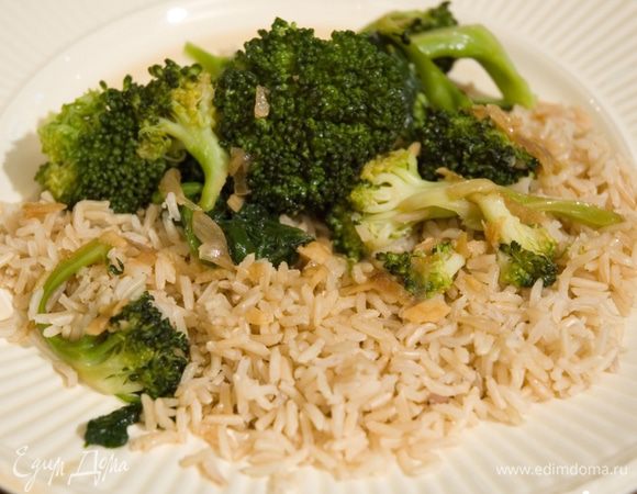 Выложить рис на тарелку, сверху положить немного брокколи со шпинатом и полить заправкой.