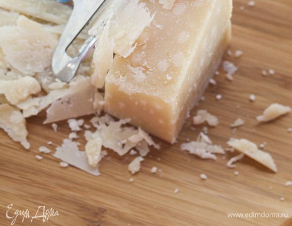 Сыр с помощью овощечистки нарезать длинными тонкими хлопьями. 