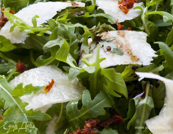 Перемешать листья и сыр, поперчить, посолить и добавить щепотку сушеных помидоров. 
