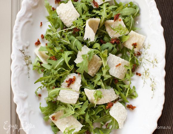 Заправить прямо на столе оливковым маслом и бальзамическим уксусом. 