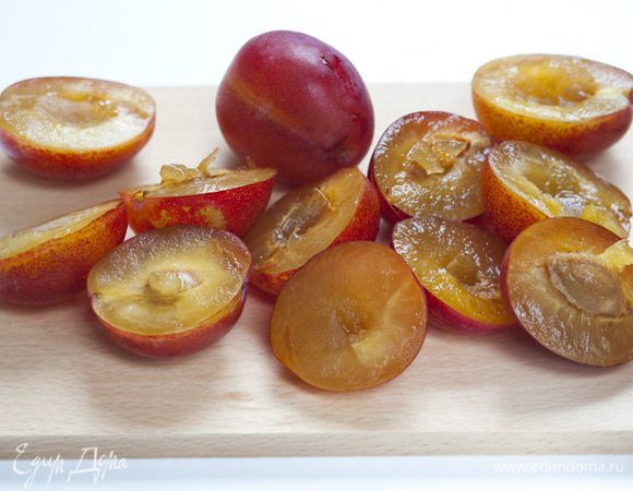 Сливы разрезать пополам и удалить косточки. 