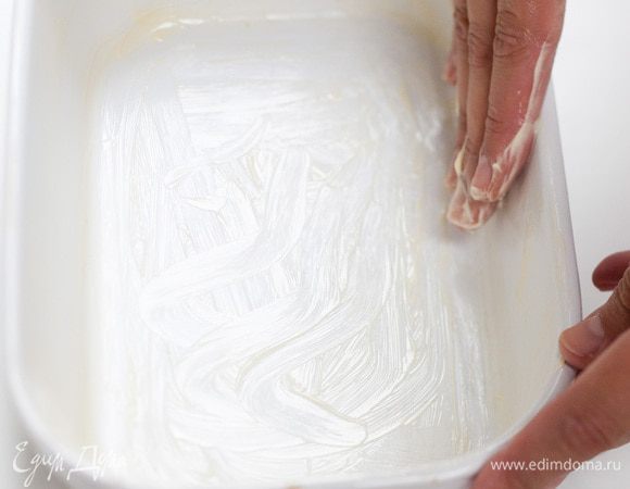 Жароупорную форму смазать 1/2 ст. ложки сливочного масла, выложить в нее сливы, присыпать их сахаром.