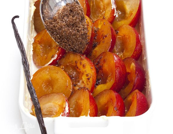 Стручок ванили разрезать, вынуть зерна и выложить их на сливы. 