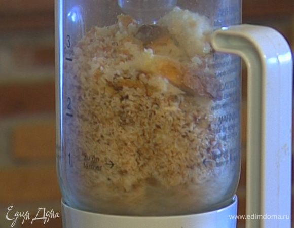 Хлеб с помощью блендера измельчить в крошку. 