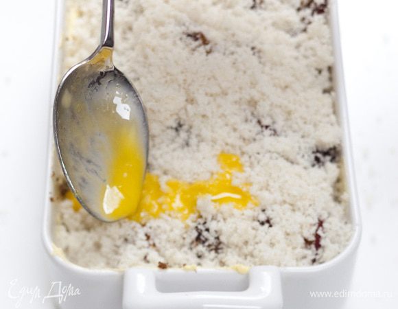 Присыпать сливы хлебной крошкой, полить растопленным маслом и запекать около 40 минут в разогретой духовке.