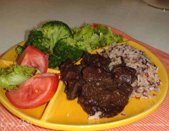 Печень очистите от пленок и нарежьте небольшими кусочками. Растопите в сковороде сливочное масло, добавьте оливковое. Обжарьте кусочки печени в течение 5 минут, постоянно помешивая.
Добавьте мелко нарезанный лук и обжаривайте, помешивая, еще 2-3 минуты.
Затем влейте 2 ст.л. воды и дайте ей выпариться в течение 1-2 минут.
После этого добавьте к печени сахар и бальзамический уксус, посолите, поперчите и, не переставая помешивать, подержите на плите 3 минуты.
Брокколи отварите в кипящей подсоленной воде минуты три, слейте воду.
Печень подавайте с рисом, брокколи и свежими овощами. Можно жобавить горсть кукурузы на тарелку для яркости вкуса и цвета.