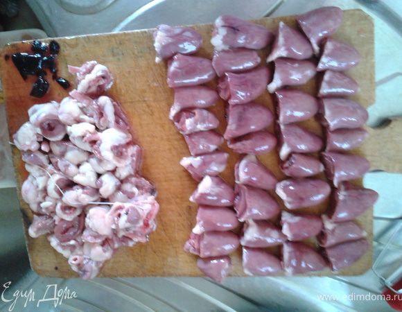 Моем сердца. Разрезаем почти пополам. Залить отдельно холодной водой (часто запеченная кровь бывает внутри)