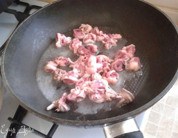 Часть с жыром обжариваем на сухой сковородке. 