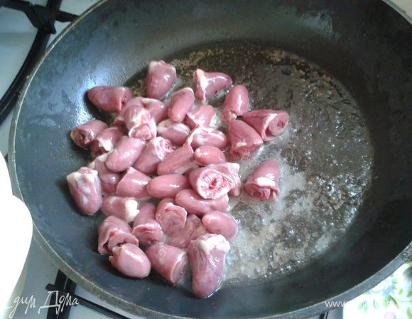 Вынимаем на тарелку. В жыре, который мы наплавили (предидущий шаг) обжариваем сердечки-носики.