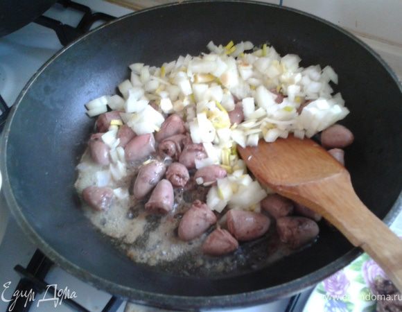 Добавляем порезанный лук и жарим до прозрачности лука. 