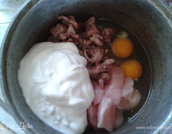 Ссыпаем в кастрюльку обжаренные части сердечек, те, что были с жыром, куриную грудку (сырую), яйца и сметану 