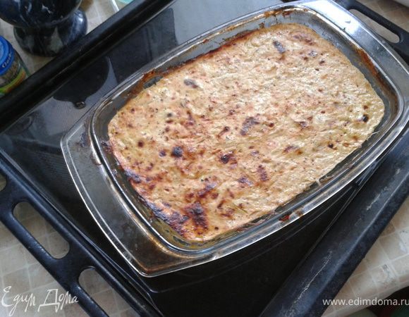 Отправляем в духовку при 160 С примерно на 2 часа. Я всегда ставлю в противень с водой. При таком выпекании запеканка сочнее. 