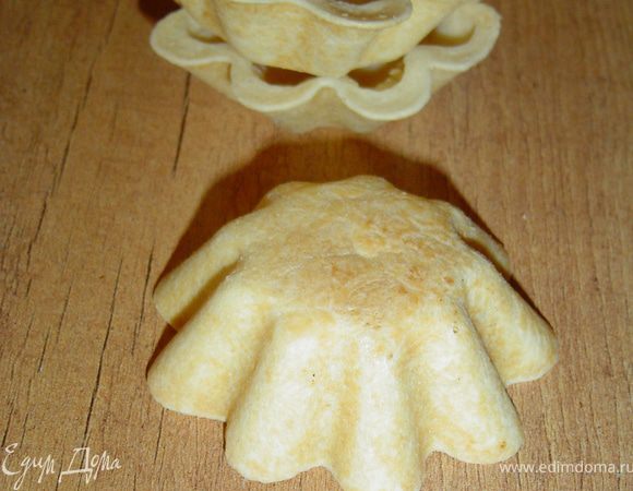 Начинаем процесс с приготовления корзиночек, для этого в миску просеиваем муку, добавляем сахар, соль, яйцо, сливочное масло и замешиваем тесто. Формируем из теста шар, оборачиваем его пищевой пленкой и кладем в холодильник на 1 час. После этого раскатываем тесто, вырезаем из него круги(размер зависит от величины Ваших формочек), укладываем их в формочки, накалываем вилкой и выпекаем при температуре 180гр. 20 минут.
Желатин растворить(у меня быстрорастворимый) в небольшом кол-ве горячей воды и подмешать его к йогурту. Когда масса начнет густеть взбить ее, постепенно добавляя сливки.
Получившимся кремом наполняем корзинки, сверху выкладываем ежевику и посыпаем сахарной пудрой. Украшаем мятой.
Приятного аппетита!