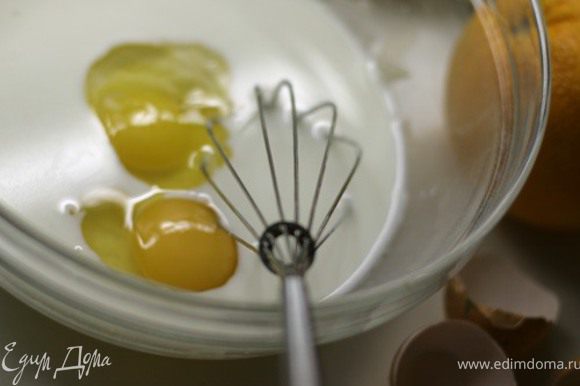 Влейте оставшееся молоко, добавьте два яйца.