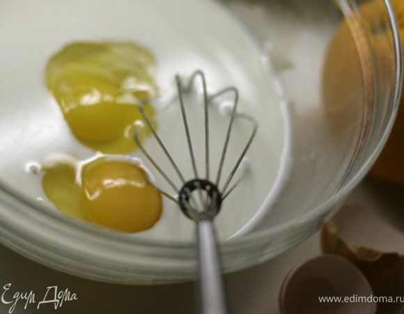 Влейте оставшееся молоко, добавьте два яйца.

