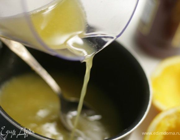 Добавьте 200мл апельсинового сока (свежевыжатого, один большой сочный апельсин).