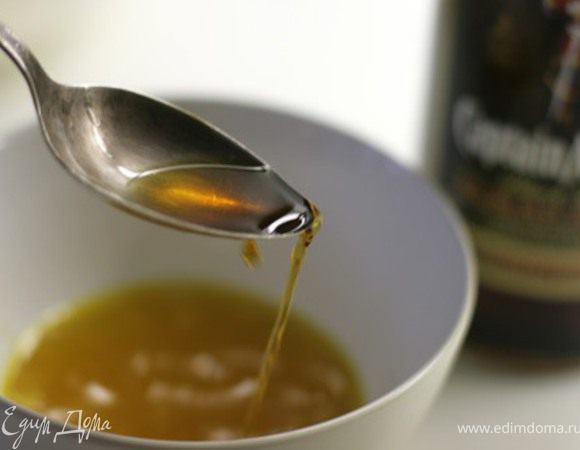 Подогрейте до кипения, растворите сахар и охладите. Для детей на этом все.
Для взрослых добавьте 2-4 столовых ложки рома.