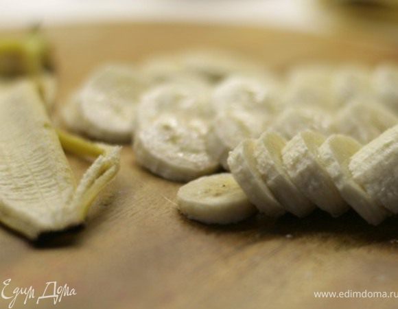 Нарежьте бананы тонкими ломтиками.