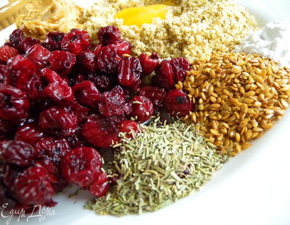 Смешать все продукты (к желтку - крахмал, потом семена льна и розмарин. Потом масло, орехи и в конце вишню). Лучше использовать несладкое арахисовое масло. У меня было с кусочками арахиса, что видно на фото).