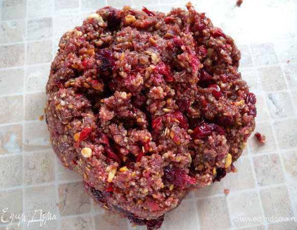 Замесить "тесто". Оно получится мягким, будет держать форму, но при нажатии рассыпаться. 