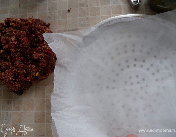 Застелить поддончик бумагой