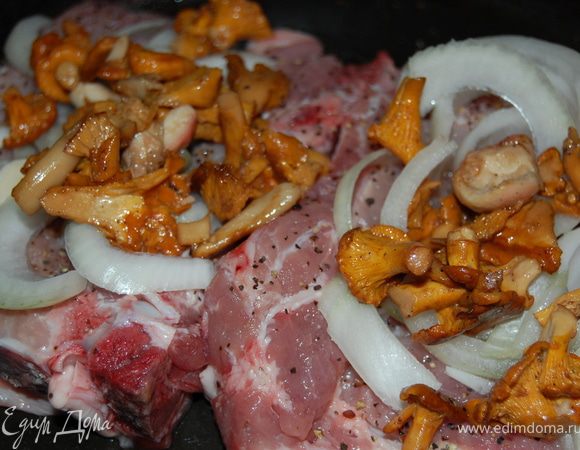 Лисички обжарила с солью и перцем на растительном масле. Выкладываю на мясо порезаный лук и грибы.