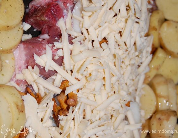Молодой картофель помыла,порезала дольками, выложила вокруг мяса, сверху засыпала мясо сыром, натертым на крупной терке. Все отправила в духовку минут на 40.В конце можно включить на пару минут гриль, чтоб сыр запекся красиво.
