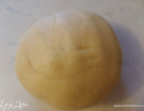 Добавить в мучную крошку семечки, яйцо, мускатный орех, корицу, замесить мягкое,эластичное тесто. Дать ему отлежаться немного. А пока займемся начинкой.