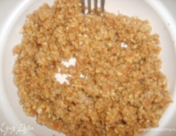 Тщательно перемешать орехи с сахаром и белком 