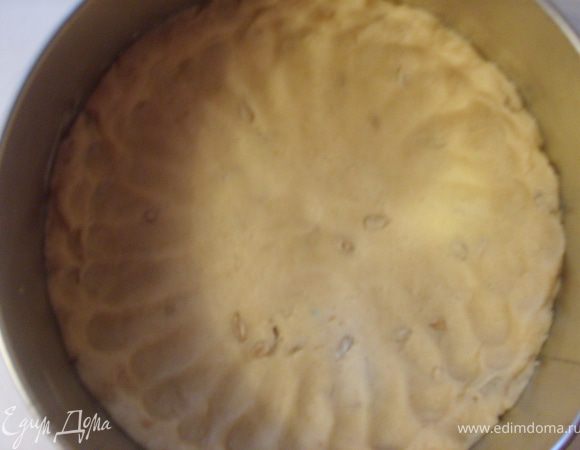 теперь наше тесто уложить в форму, размять руками, делая невысокие бортики