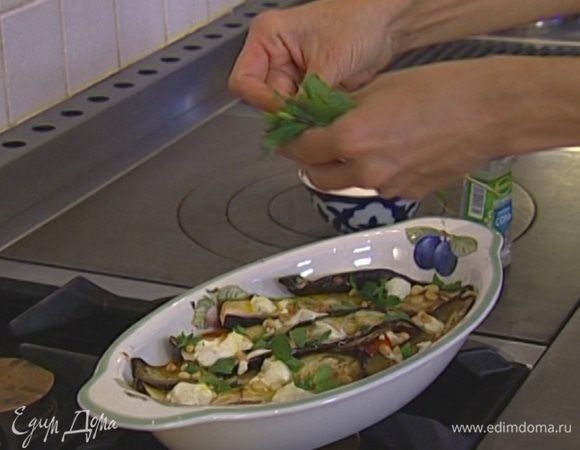 Готовые овощи сбрызнуть оливковым маслом, посолить и посыпать мятой и тимьяном, измельчив их руками. Подавать со сметаной.  