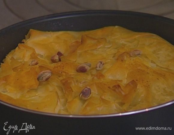 Готовый пирог украсить фисташками, остудить, затем вынуть из формы и подавать.  