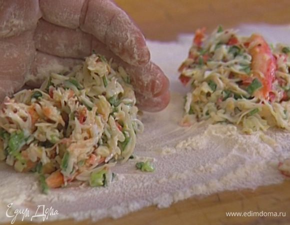 Сформировать из крабового теста котлетки и обвалять их в муке.
