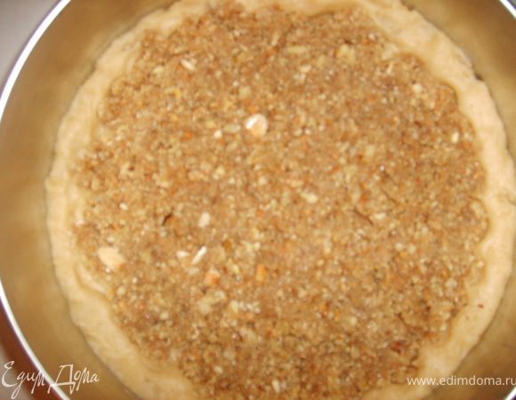 Выкладываем на тесто нашу ореховую смесь 