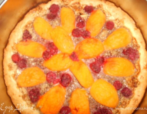 Укладываем абрикосы и малину, как вы хотите, поливаем медовой водичкой